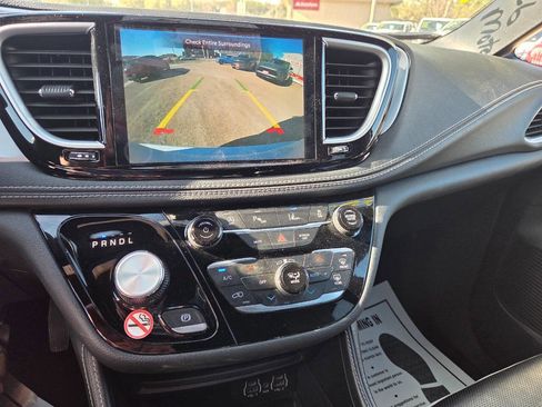 Used 2025 Chrysler Pacifica Limited FWD image 6