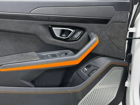 Used 2022 Lamborghini Urus AWD/4WD image 19