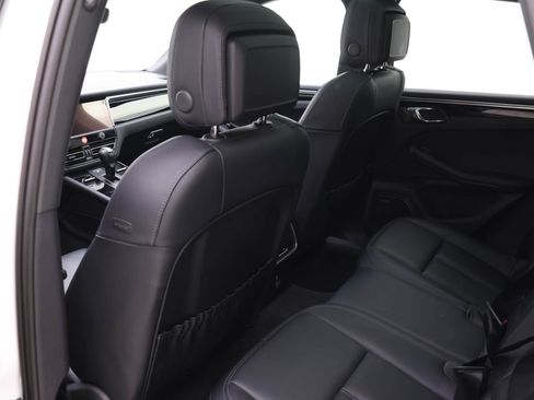 Certified 2024 Porsche Macan image 16