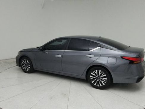 Used 2024 Nissan Altima 2.5 SV FWD image 3
