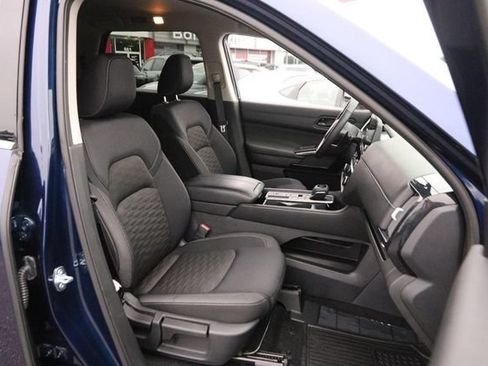 Certified 2025 Nissan Pathfinder SV FWD image 30