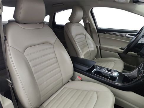 Used 2018 Ford Fusion SE w/ Fusion SE Technology Package image 22