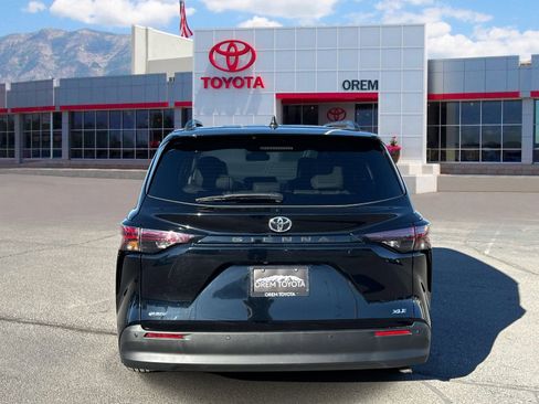 Used 2026 Toyota Sienna XLE FWD image 4