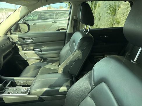 Used 2023 Nissan Pathfinder SL w/ Black Appearance Package image 5