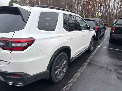 Used 2024 Honda Pilot Touring image 8