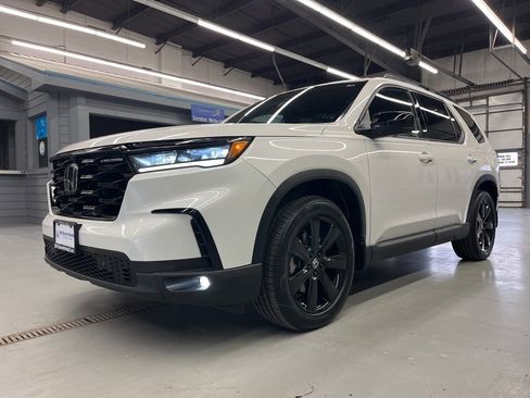 Used 2025 Honda Pilot Black Edition image 3