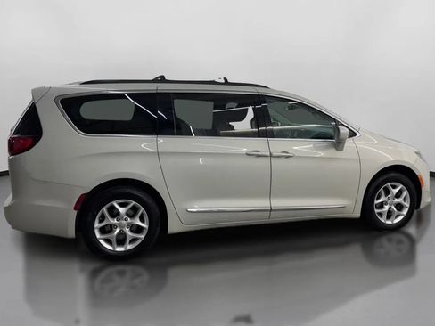 Used 2017 Chrysler Pacifica Touring-L w/ Tire & Wheel Group FWD image 11