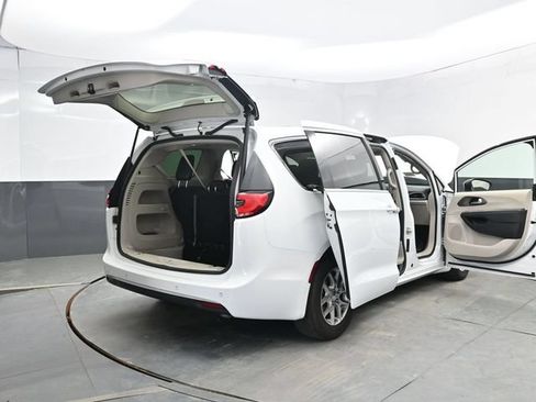 Used 2023 Chrysler Pacifica Touring-L FWD image 37
