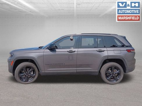 Used 2023 Jeep Grand Cherokee Altitude AWD/4WD image 3