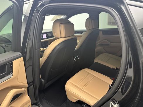 Certified 2024 Porsche Cayenne Coupe AWD/4WD image 8