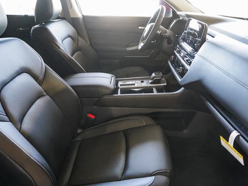 Used 2025 Nissan Pathfinder SL FWD image 18