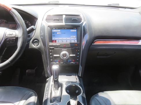 Used 2018 Ford Explorer Platinum AWD/4WD image 16