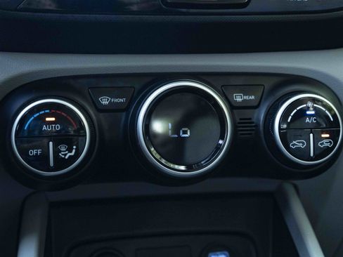 Used 2021 Hyundai Venue SEL FWD image 32
