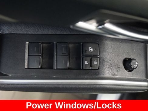 Used 2023 Toyota Highlander XLE AWD/4WD image 5