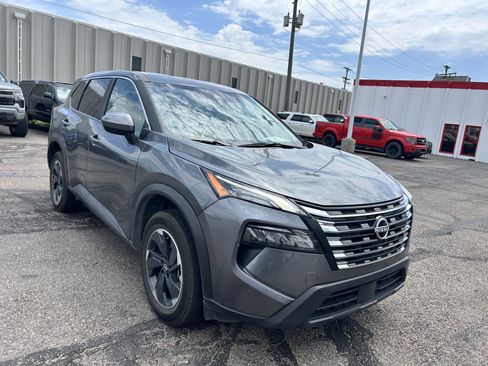 Used 2025 Nissan Rogue SV AWD/4WD image 7