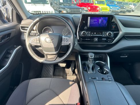 Used 2023 Toyota Highlander LE FWD image 9