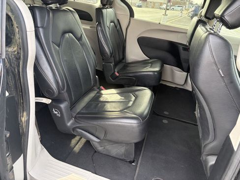 Used 2022 Chrysler Pacifica Touring-L image 14