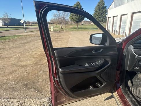 Used 2023 Jeep Grand Cherokee Altitude image 12