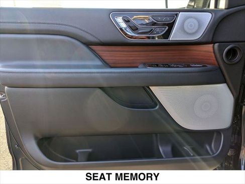 Used 2024 Lincoln Navigator Reserve image 10