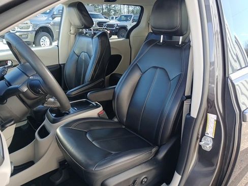 Used 2023 Chrysler Pacifica Touring-L image 30