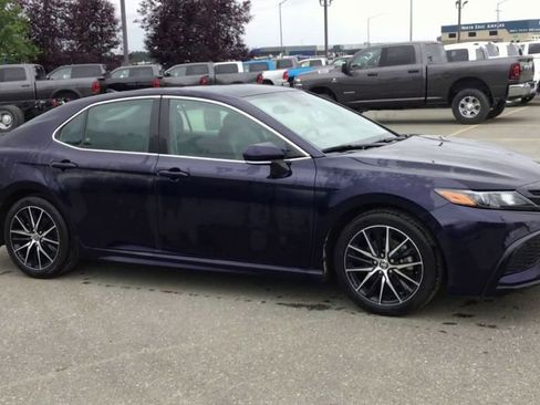 Used 2022 Toyota Camry SE image 2