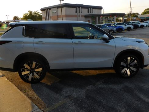 New 2025 Mitsubishi Outlander SE image 6