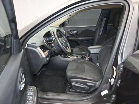 Used 2016 Jeep Cherokee Latitude FWD image 12