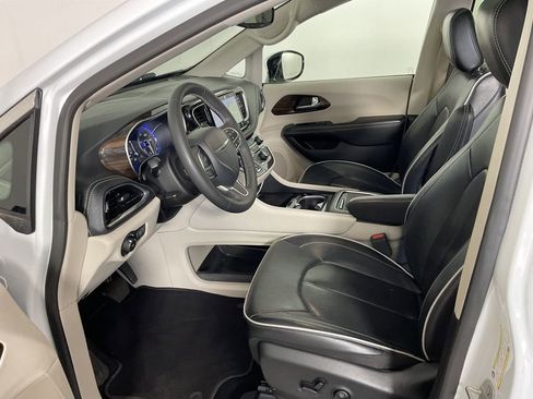 Used 2023 Chrysler Pacifica Limited FWD image 18