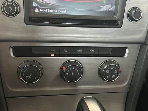 Used 2016 Volkswagen Golf S image 24