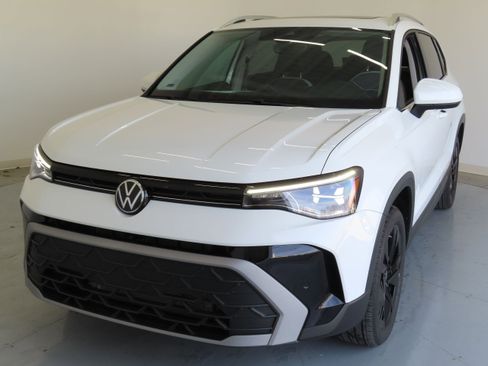 New 2025 Volkswagen Taos SE image 9