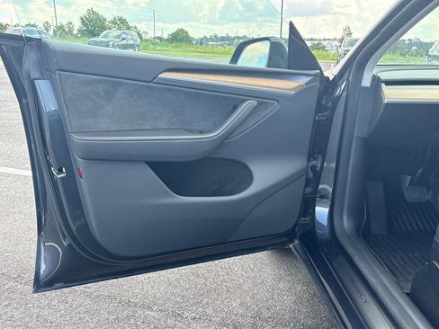 Used 2024 Tesla Model Y Long Range AWD/4WD image 3