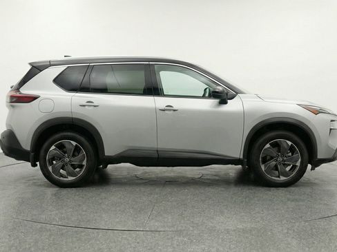 Used 2025 Nissan Rogue SV AWD/4WD image 11