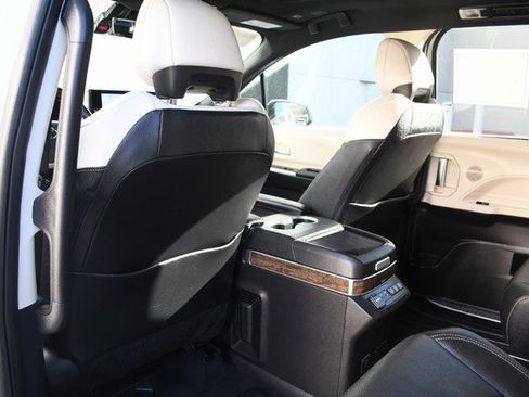 Certified 2025 Toyota Sienna Platinum image 22