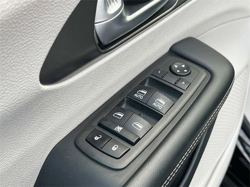 Used 2024 Chrysler Pacifica Touring-L image 32