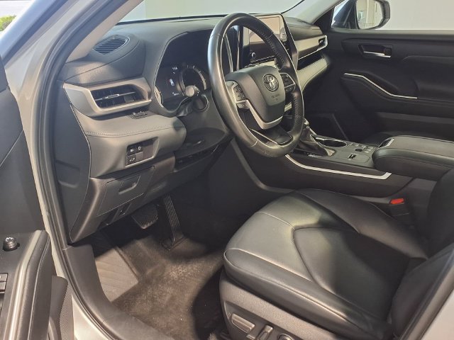 Used 2024 Toyota Highlander XLE FWD image 6