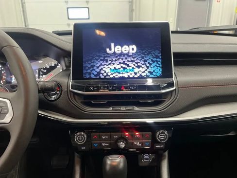 Used 2025 Jeep Compass Trailhawk AWD/4WD image 24