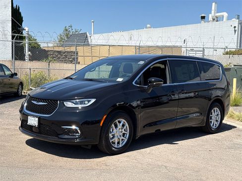 New 2025 Chrysler Pacifica Select w/ Uconnect Theater Family Group image 4