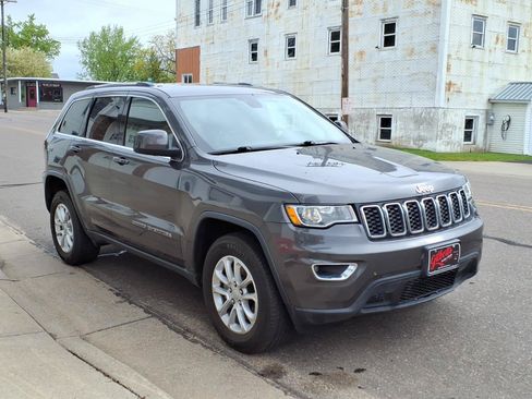 Used 2021 Jeep Grand Cherokee Laredo X AWD/4WD image 4