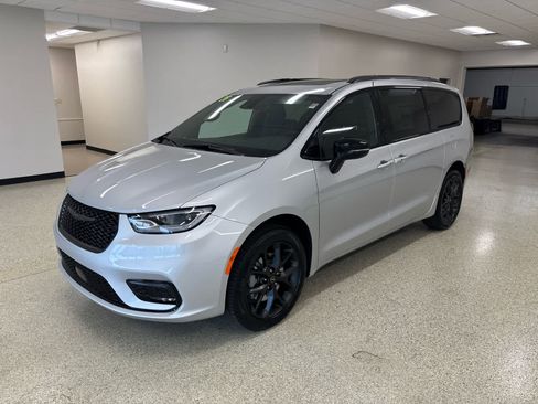 New 2026 Chrysler Pacifica Limited w/ S Appearance Package image 1