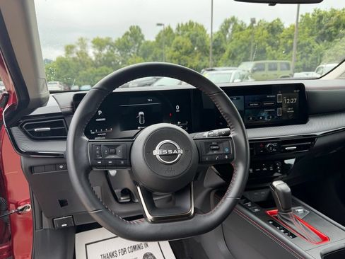 Used 2025 Nissan Kicks SR AWD/4WD image 9