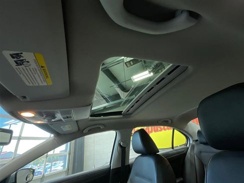 Used 2011 Volkswagen Jetta SE FWD image 14