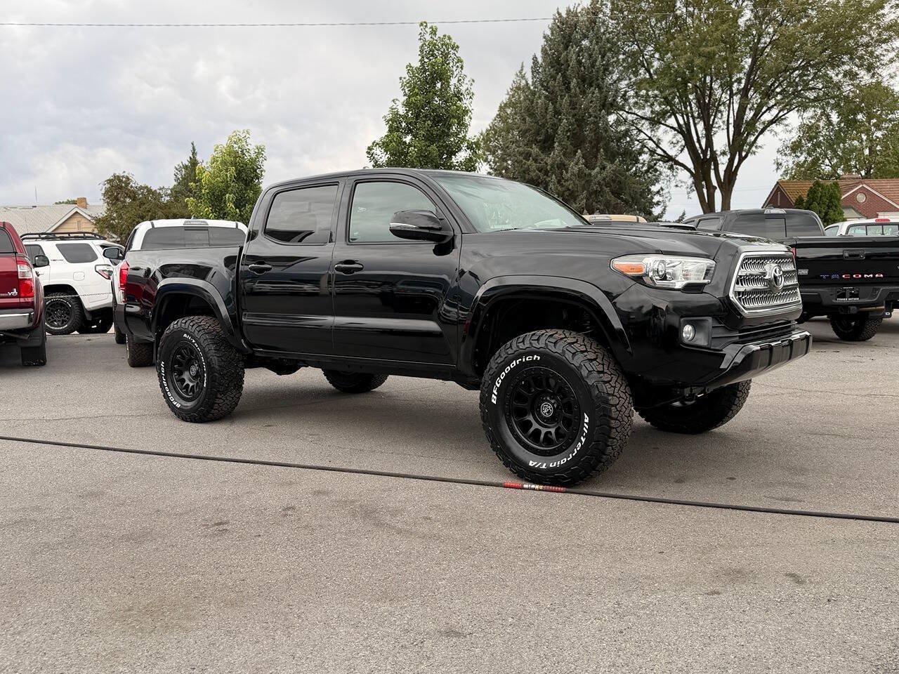 Used 2017 Toyota Tacoma TRD Sport w/ Premium & Technology Package AWD/4WD image 9