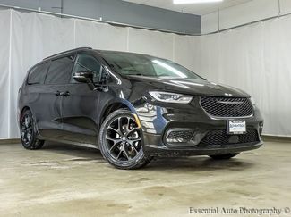 Used 2025 Chrysler Pacifica Limited video 1