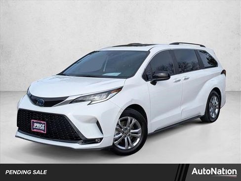 Used 2022 Toyota Sienna XSE image 1