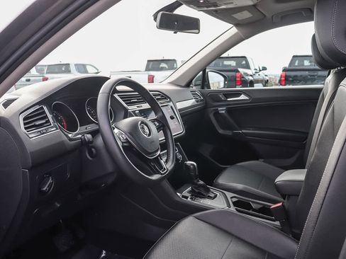 Used 2020 Volkswagen Tiguan SE w/ Panoramic Sunroof Package image 23