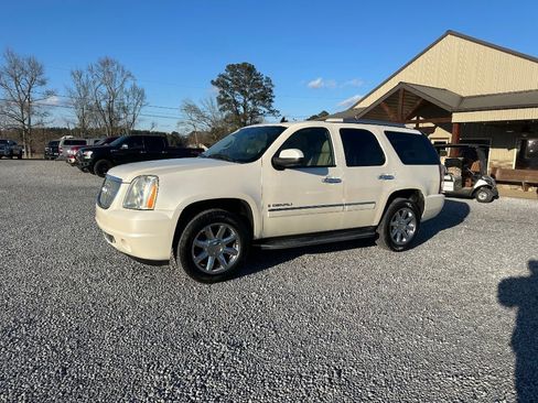 Used 2009 GMC Yukon Denali image 1