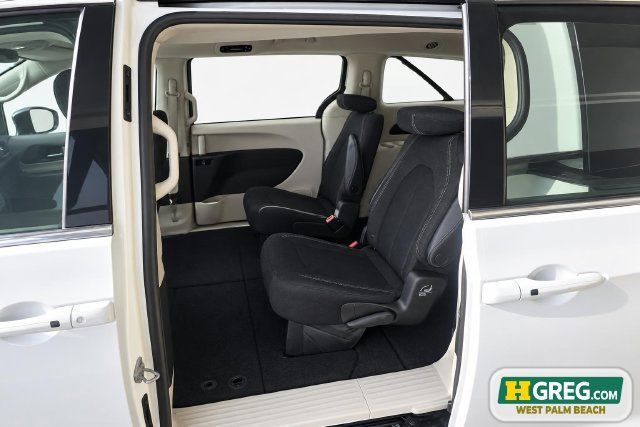 Used 2022 Chrysler Voyager LX FWD image 12