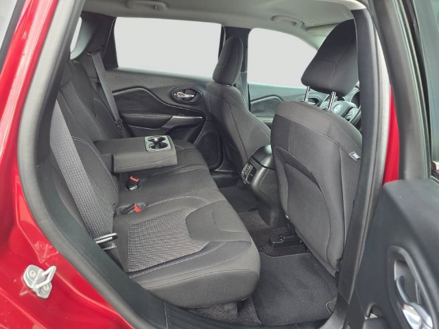 Used 2019 Jeep Cherokee Latitude w/ Popular Appearance Group FWD image 12