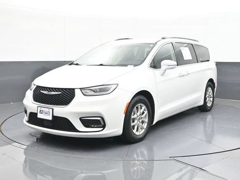 Used 2022 Chrysler Pacifica Touring-L FWD image 3