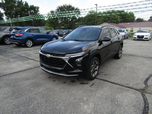 Used 2025 Chevrolet Trax LT w/ Driver Confidence Package FWD image 3